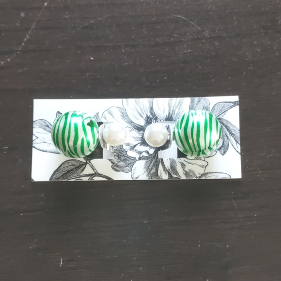 White and Green Double Back Stud - Picture 1 of 4